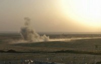 8月8日，在美军空袭过后，伊拉克北部城市埃尔比勒郊外的一个检查站附近烟雾升腾。