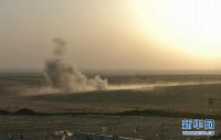 美联社的视频截图画面显示，8月8日，在美军空袭后，伊拉克北部城市埃尔比勒郊外的一个检查站附近升起浓烟。美国五角大楼8日说，美军当天已向“伊拉克和黎凡特伊斯兰国”极端组织在伊拉克北部的目标发动空袭。美国有线电视新闻网报道说，空袭目标是该组织用于攻击伊北部城市埃尔比勒库尔德守军的火炮阵地。美军向火炮阵地投下两枚500磅的激光制导炸弹。