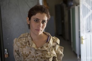 她们是前线部队，她们中的一些人甚至有着多年的战场经验，急切地想要与“伊斯兰国”极端武装交战。她们身着军服，扛着步枪，她们已经准备好为抵抗“伊斯兰国”极端武装的威胁、保护库尔德自治区的领土而献出生命。图为一名库尔德“自由斗士”武装第二营的女战士在训练结束后返回住地。