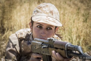 当地时间2014年7月29日，伊拉克苏莱曼尼亚，库尔德“自由斗士”武装第二营的女战士参加训练。